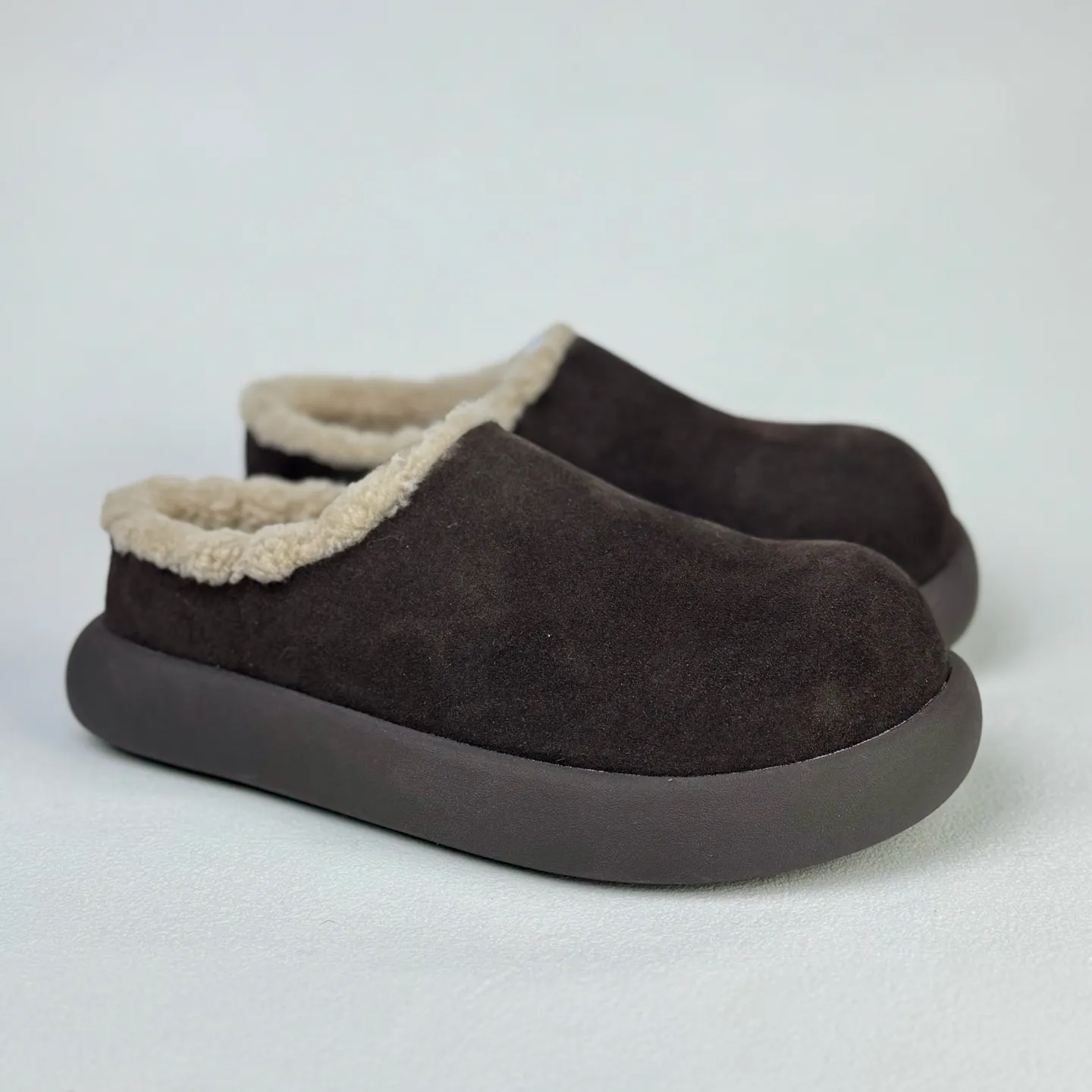 Wanding‼ ️Thick-soled Little Potato 💰480 Xiaohongshu’s popular UGG Little Potato UGG Muller Slippers #All shoes are made of ZP same factory Longfeng A-grade Australian imported sheepskin brand OEM production line fully follows the ZP process flow OEM original pattern maker Adheres to the principle of no original shoes and no development selection Pay attention to every detail The most authentic version on the market Size: 35 36 37 38 39 40